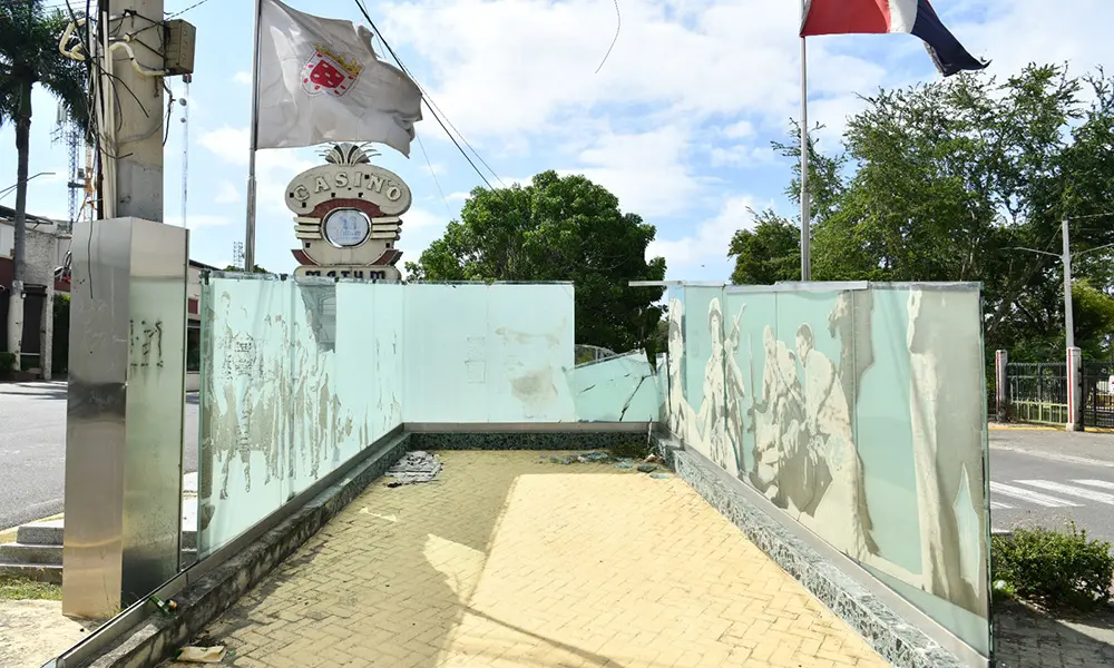 El monumento memorial está en estado abandono