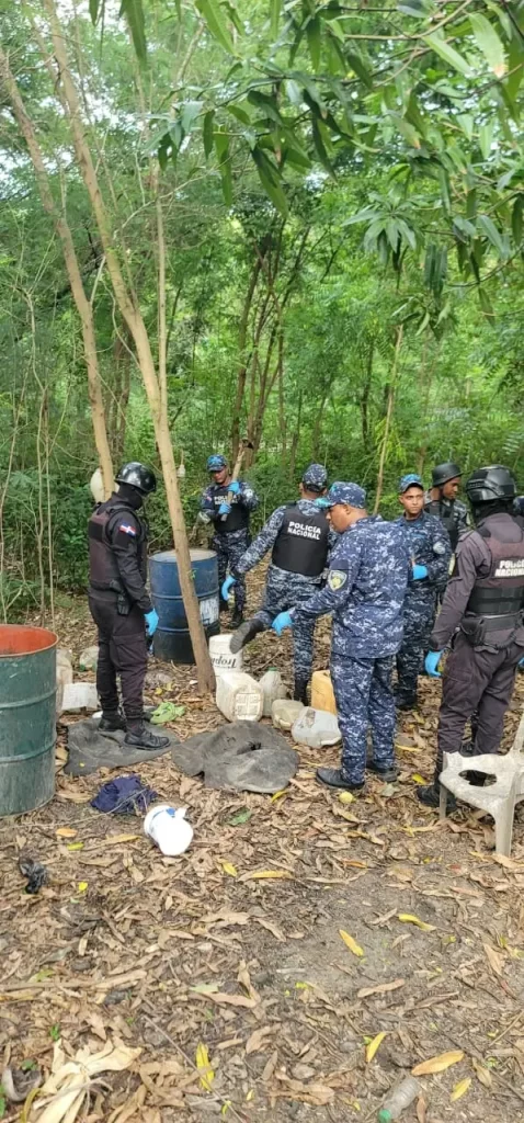 Desmantelan laboratorio clandestino de alcohol adulterado en Bahoruco