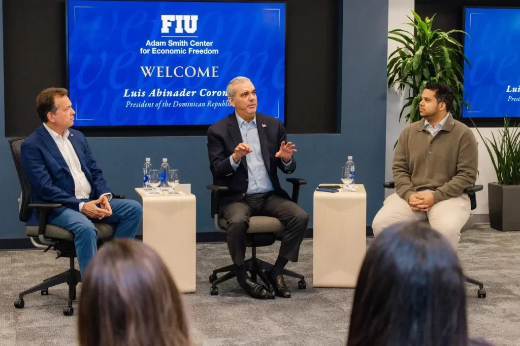 Abinader participa en encuentro con estudiantes dominicanos de la Universidad de Florida