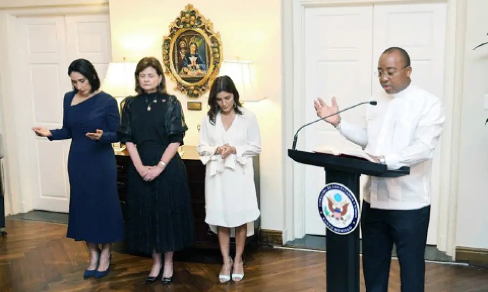 Embajadora de Estados Unidos bendice residencia