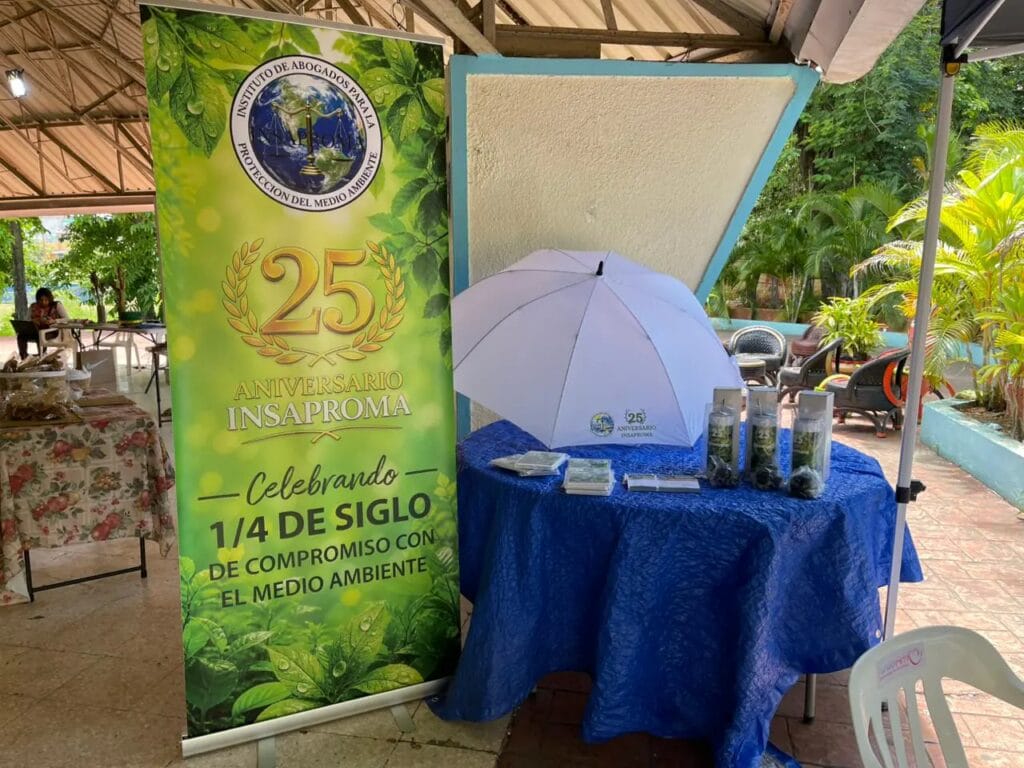 Feria de reciclaje en SDE promueve conciencia ambiental y creatividad artesanal