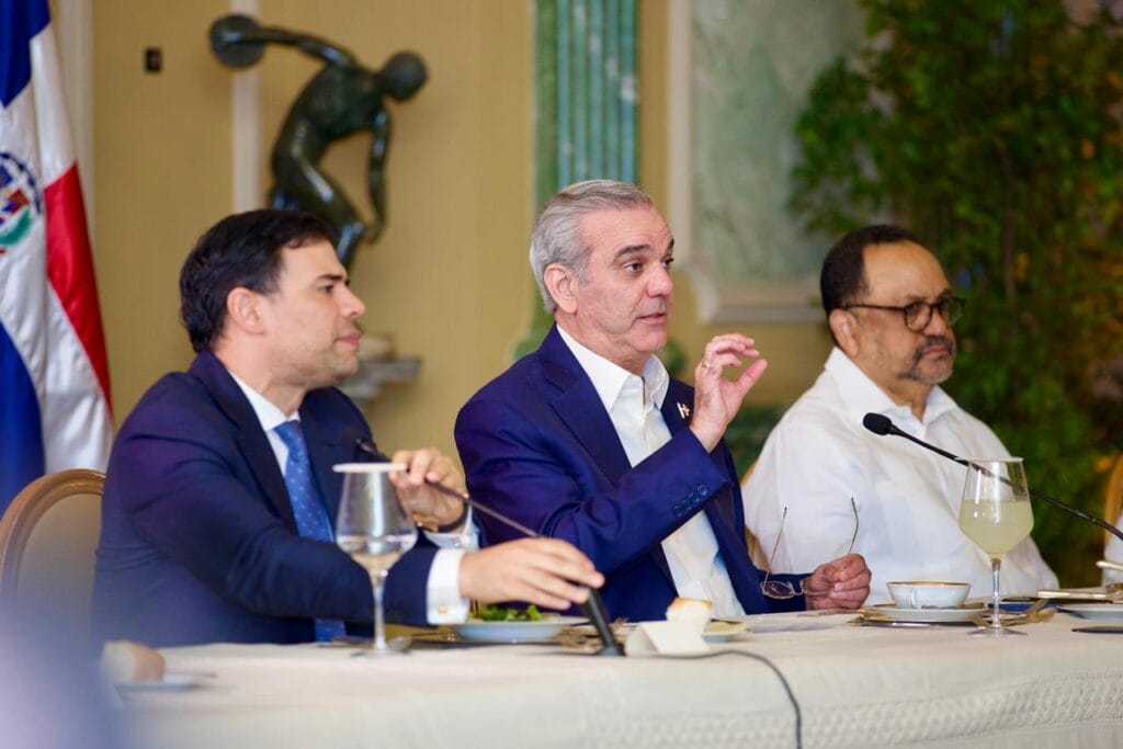 Abinader se reúne con representantes de la clase artística dominicana