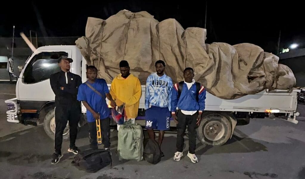 Ejército intercepta camión que transportaba haitianos indocumentados ocultos entre vegetales en Constanza