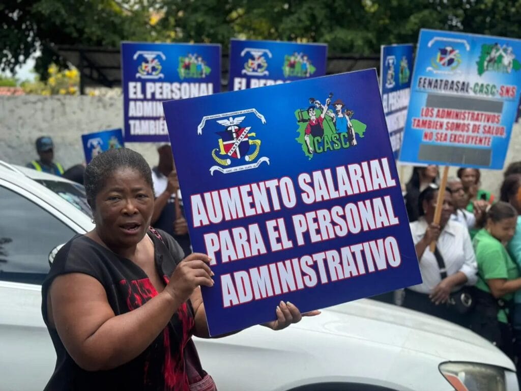 Empleados administrativos de hospitales protestan frente al SNS en demanda de mejoras laborales