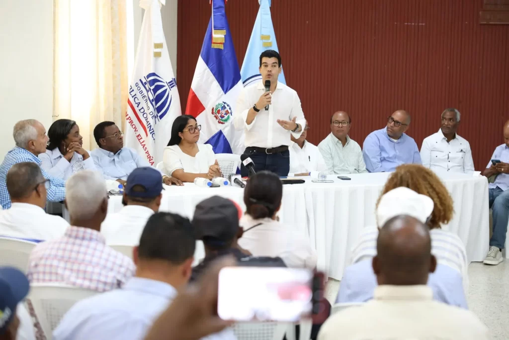 Wellington Arnaud socializa con comunitarios de Elìas Piña inicio acueducto
