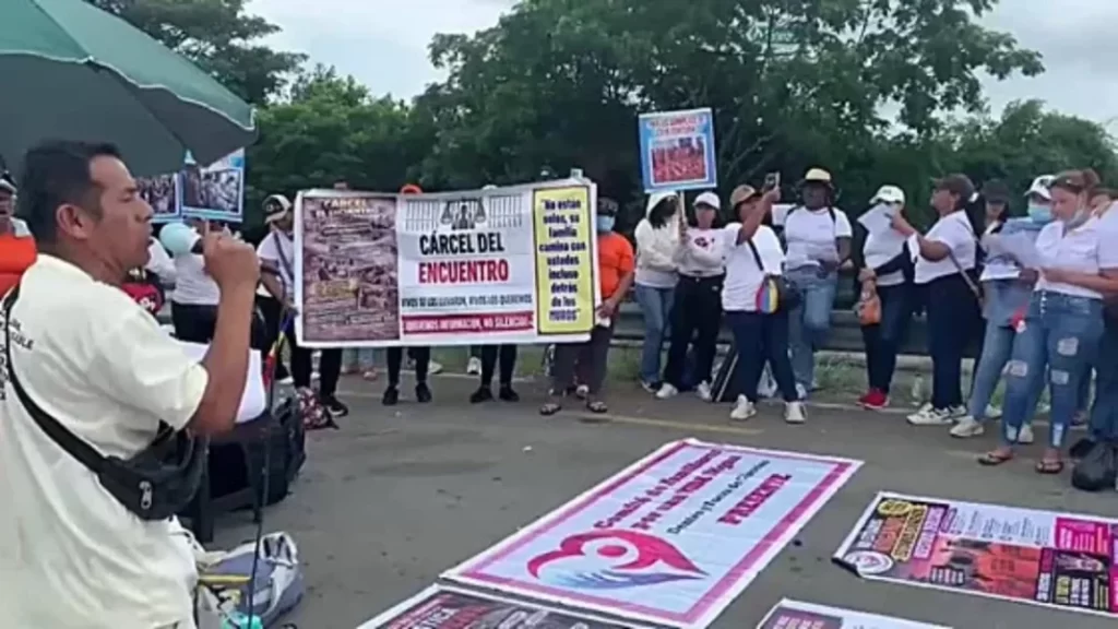 Militares impiden a familias protestar fuera de