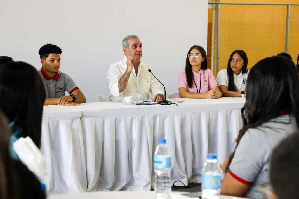 Abinader sostiene encuentro con 350 estudiantes en San José de Ocoa