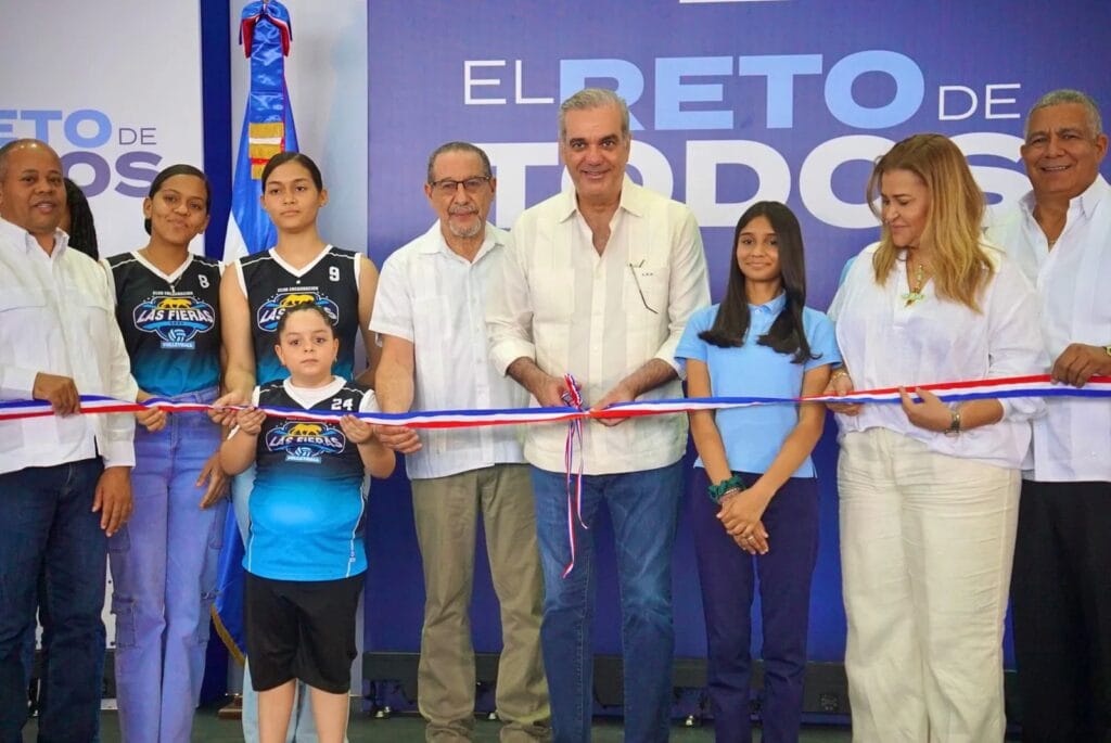 Presidente inaugura polideportivo escolar en Sabana Larga para más de 900 alumnos