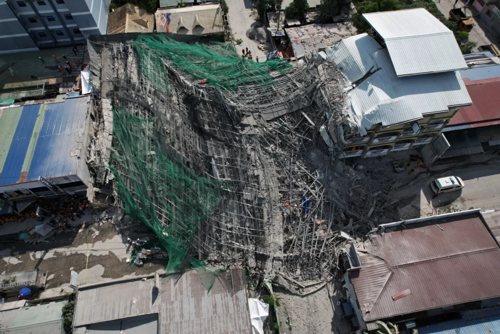 Colapso de edificio en Filipinas deja un muerto y más de 20 atrapados