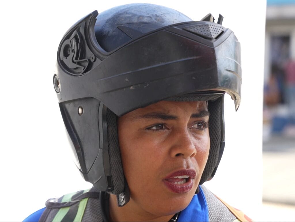 Entre calles y sacrificios: Yara Peña se gana la vida en el motoconcho