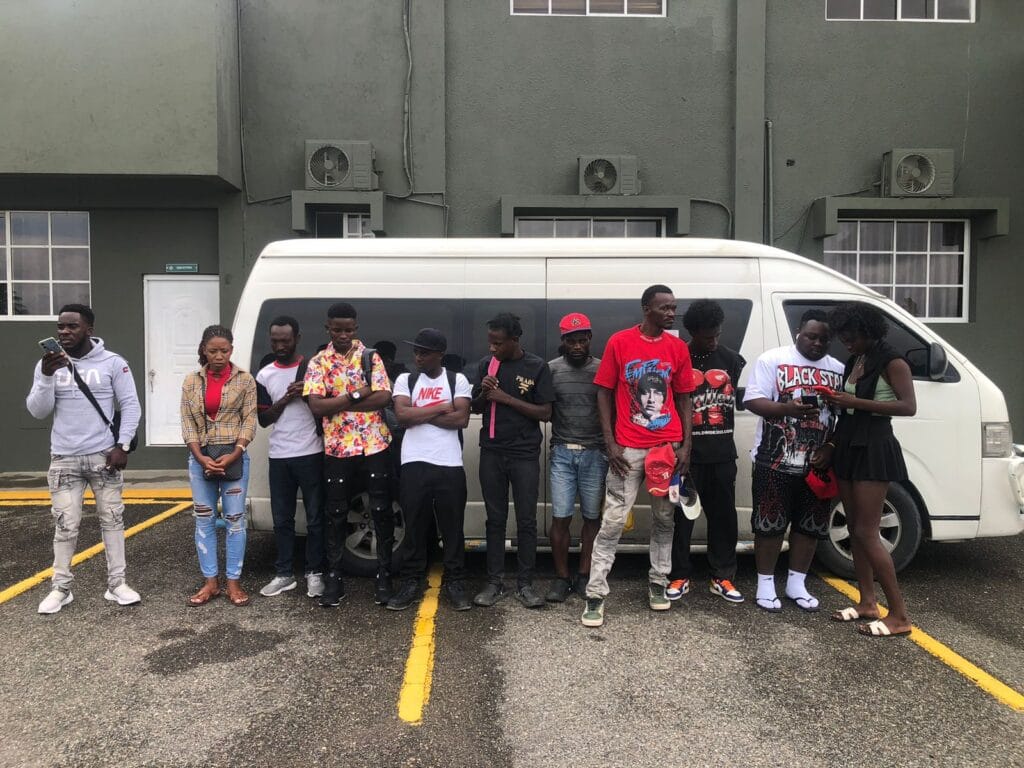 Ejército intercepta minibús con 11 haitianos indocumentados y detiene otros 5 extranjeros en Santiago