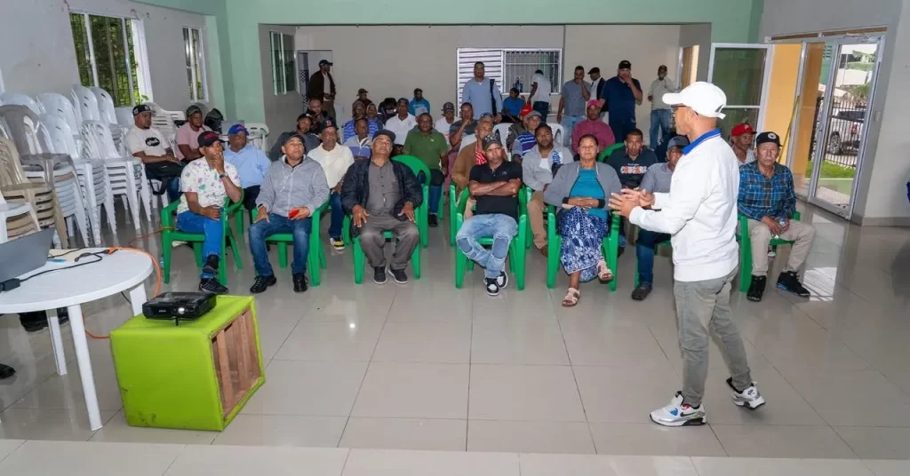 UTEPDA capacita sobre importancia de las abejas en Polo, Barahona