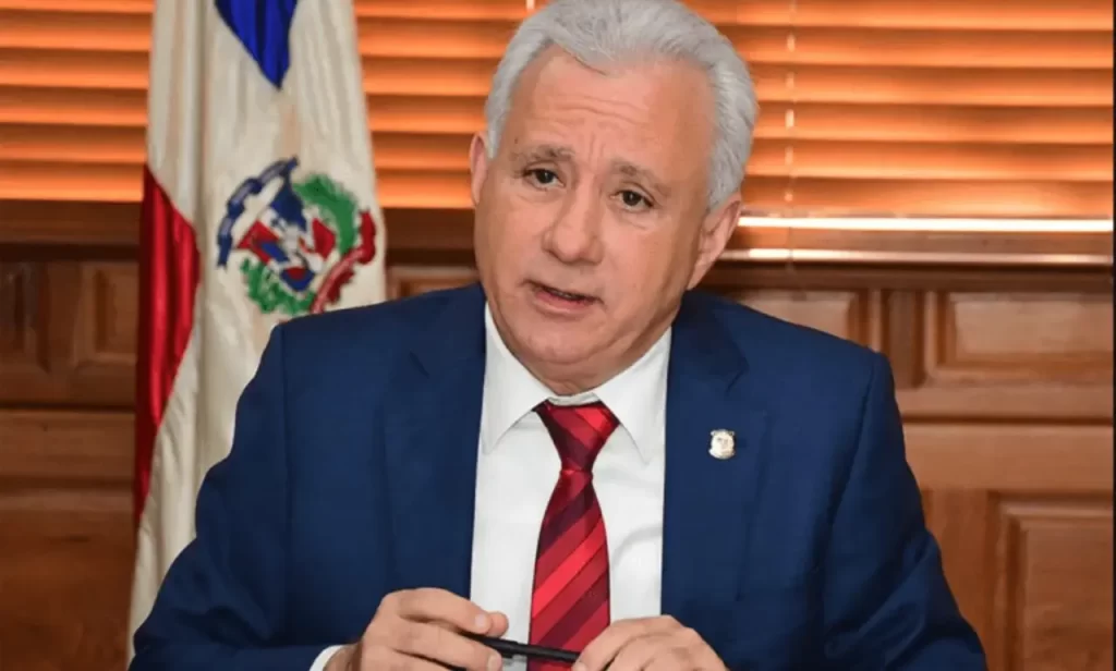 Senador de Santo Domingo anuncia su salida del PRM y asumirá función independiente