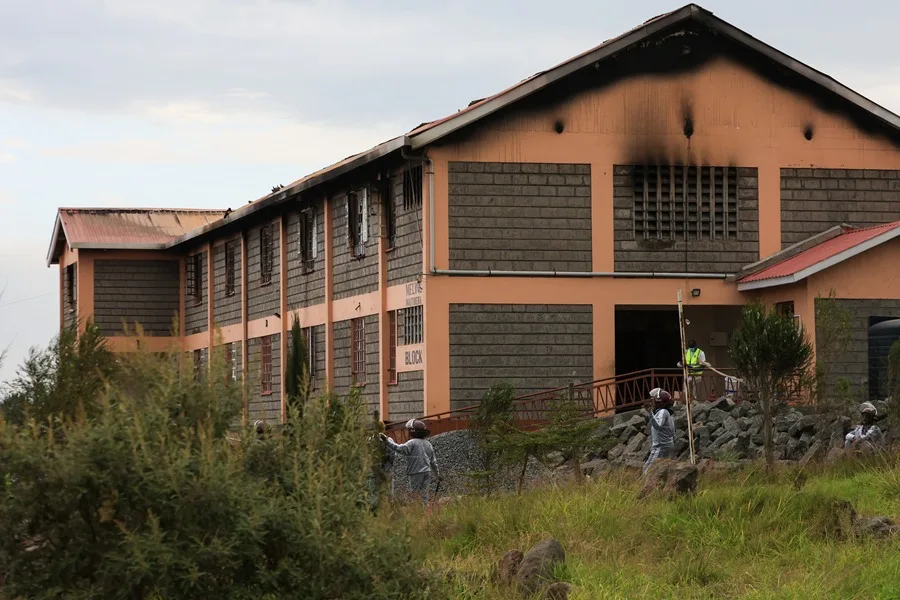 Ocho estudiantes son detenidas por incendio en internado de Kenia que dejó 16 niñas muertas