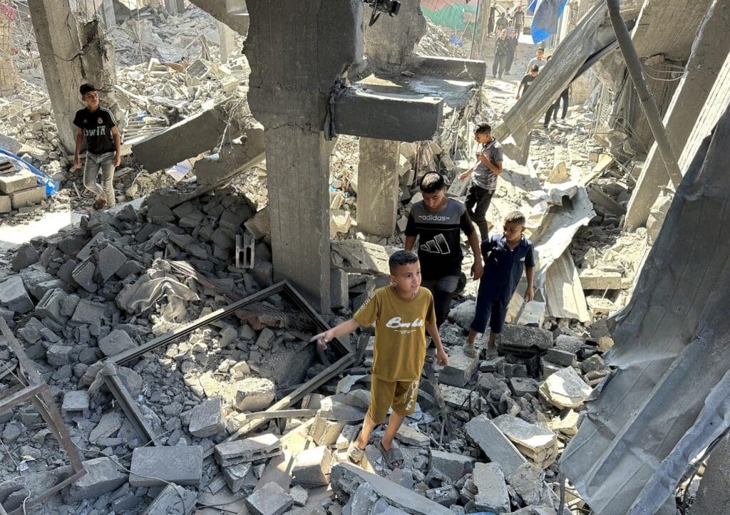 Tres palestinos mueren en bombardeo israelí en Gaza pese a la tregua