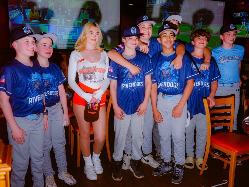 Hooters apuesta por las familias: niños bienvenidos en su nueva etapa