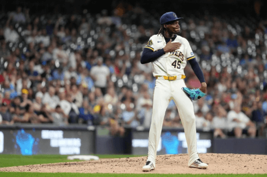 MLB suspende a Abner Uribe por gesto obsceno ante San Luis