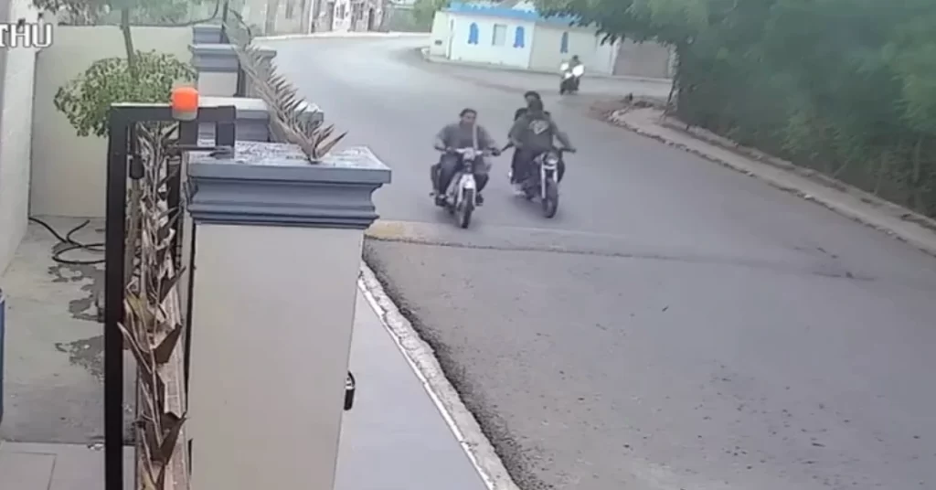 Camara capta alarmante incidente entre jovenes y madre e infante en Valverde
