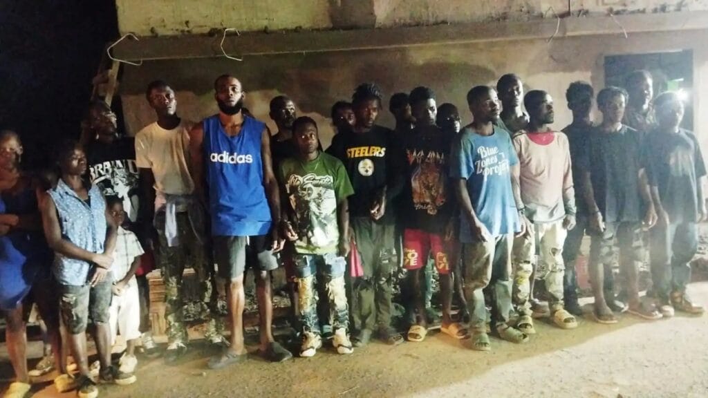Ejército detiene a 23 haitianos indocumentados que se ocultaban en zona boscosa de Guayubín