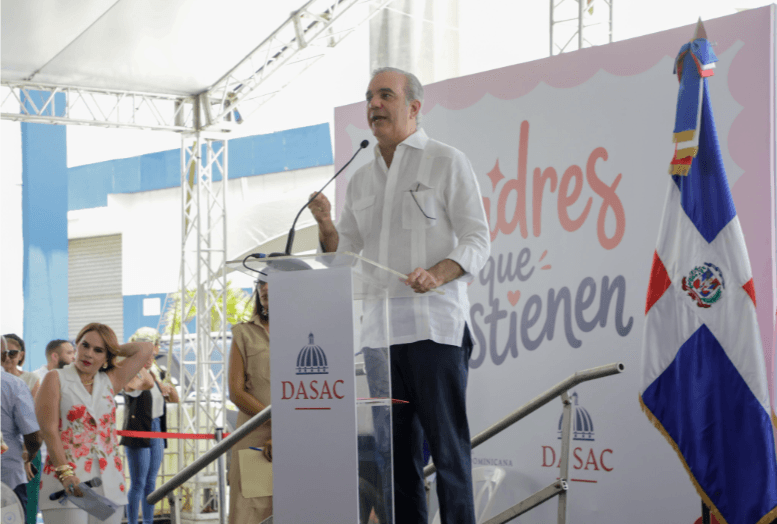 Abinader resalta papel de las madres