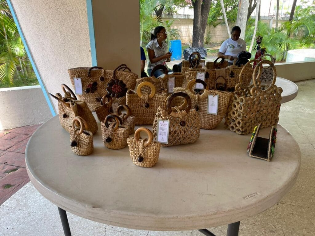 Artesanos exhiben productos elaborados con materiales reciclados