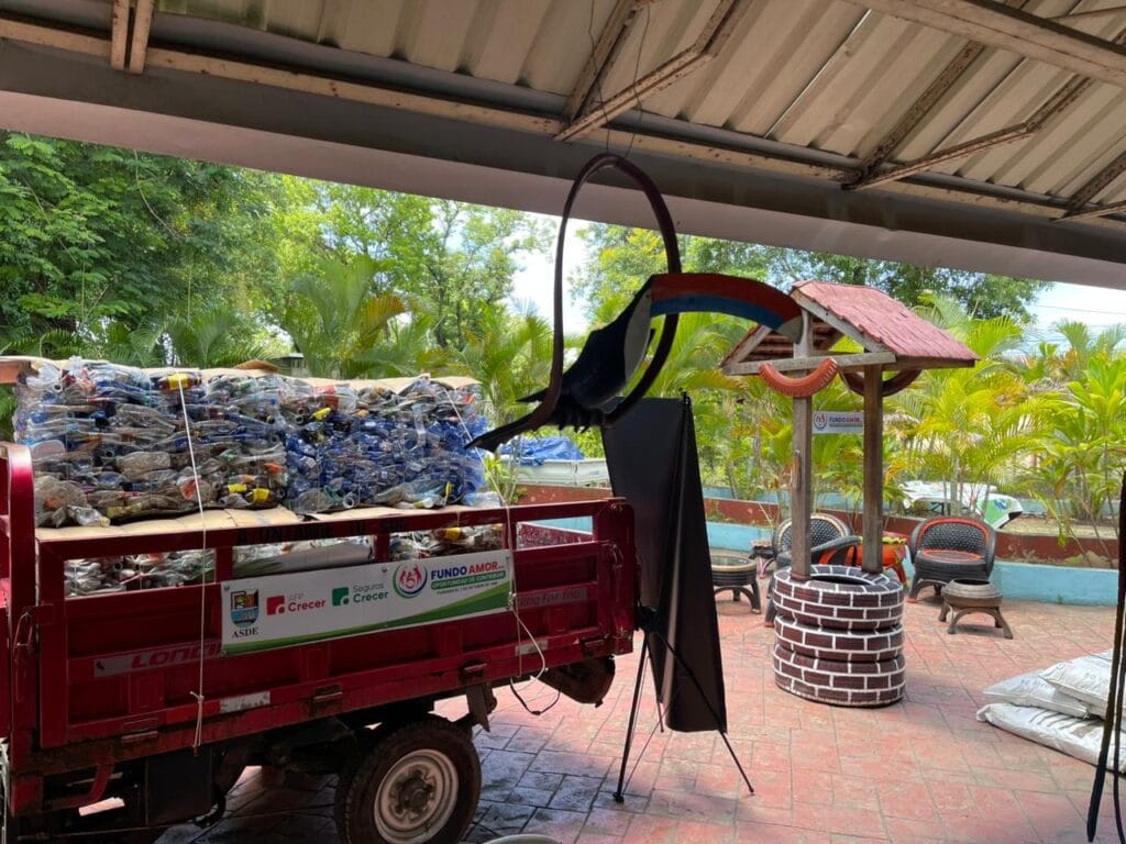 Artesanos exhiben productos elaborados con materiales reciclados
