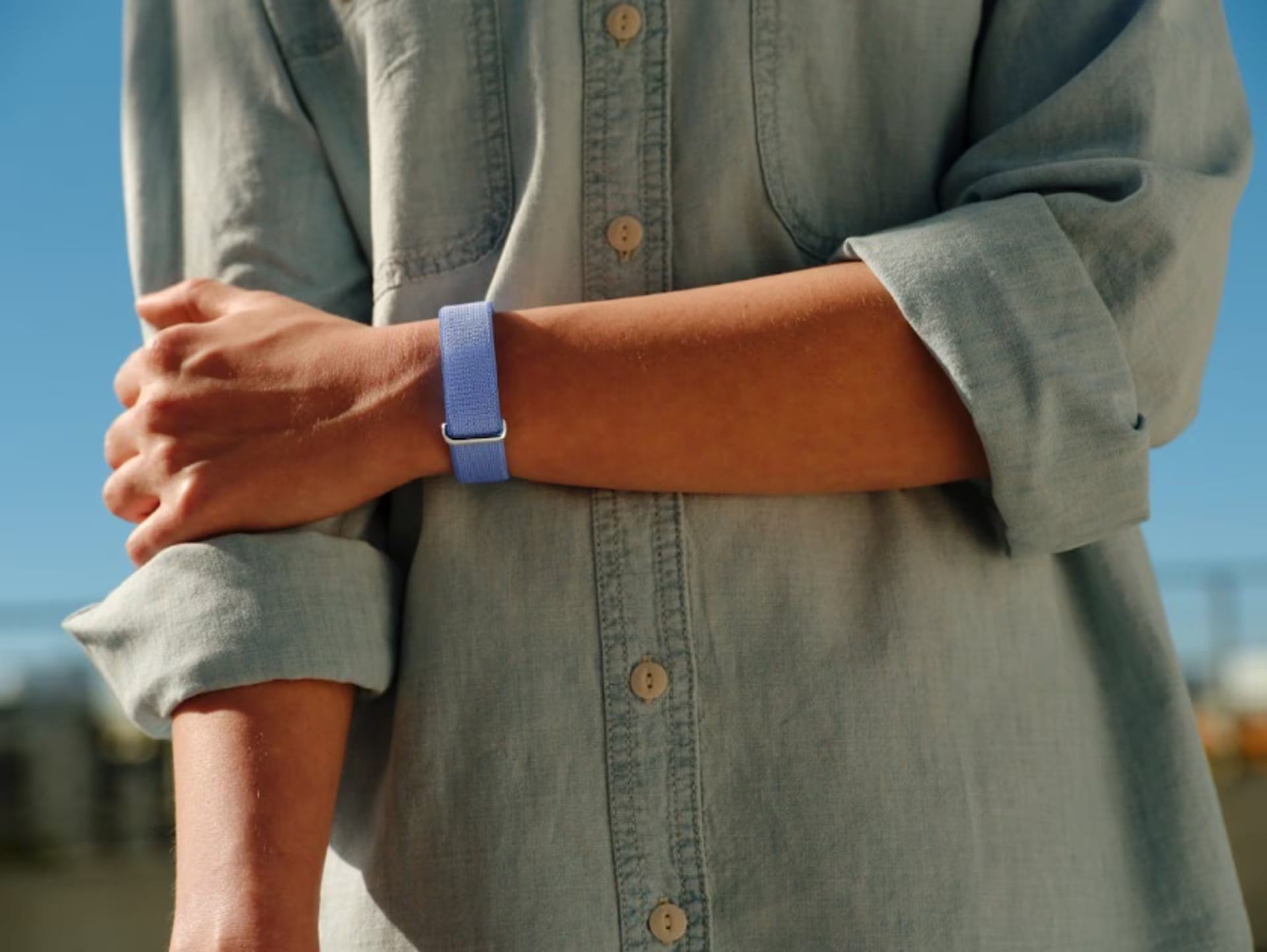 Google presentó Fitbit Air, una pulsera sin pantalla enfocada en el monitoreo continuo de salud y sueño, con sincronización automática en Google Health. (Google)