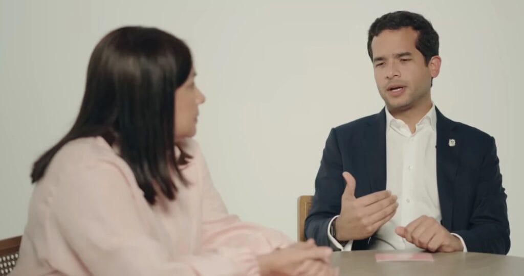 Omar comparte detalles sobre aspiraciones presidenciales y secretos familiares en emotivo Cara a Cara con su madre