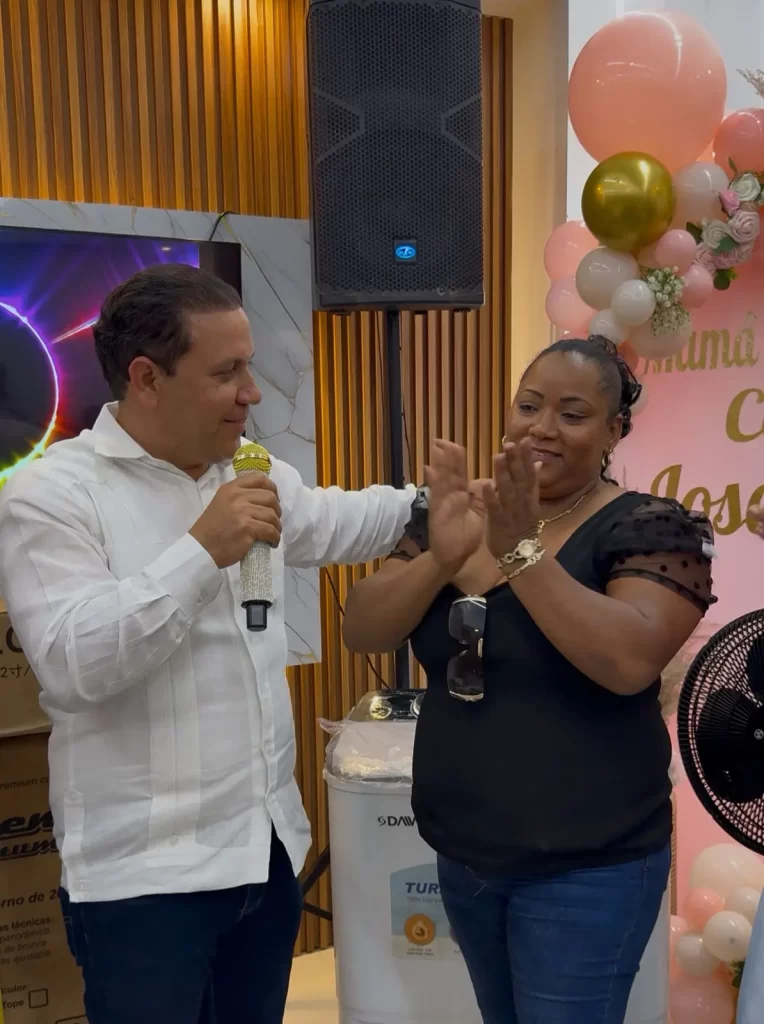José Luis Abreu reúne a madres en jornada conmemorativa en La Vega