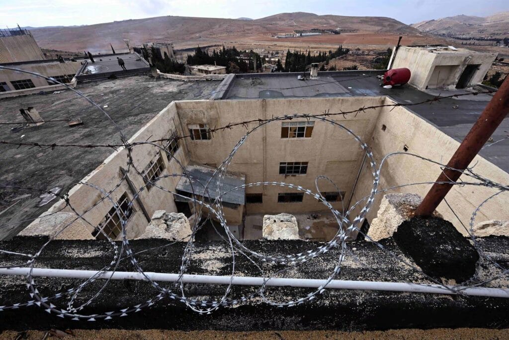 Exjefes de seguridad de Al Assad se declaran inocentes en juicio en Austria por torturas