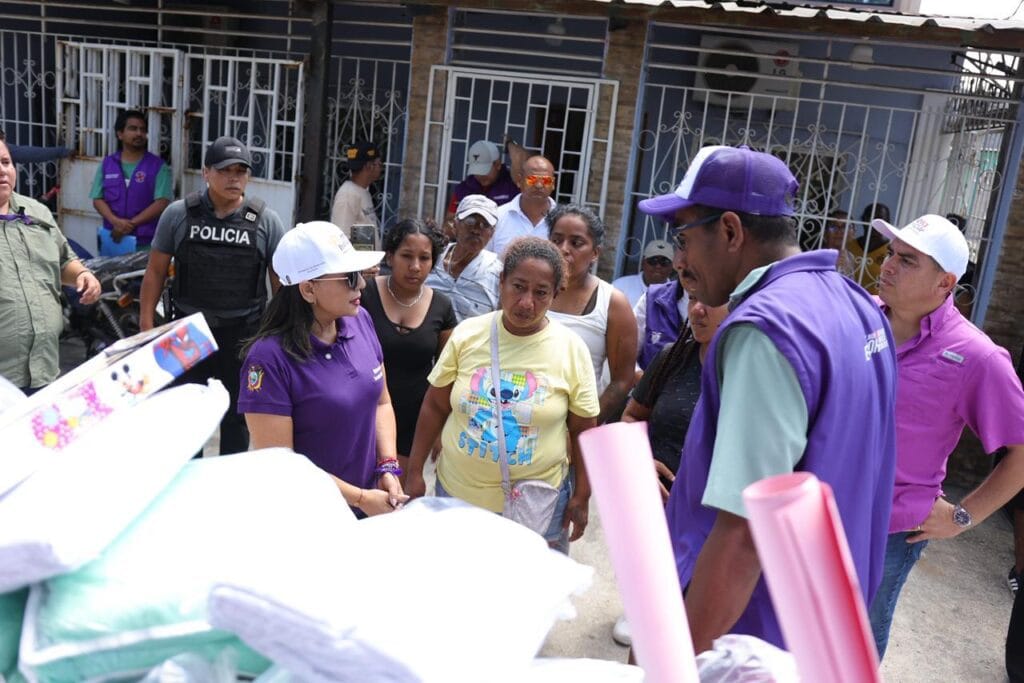 Gobierno de Daniel Noboa entrega ayuda social y Bono de Contingencia a familias afectadas por incendio en Guasmo Norte