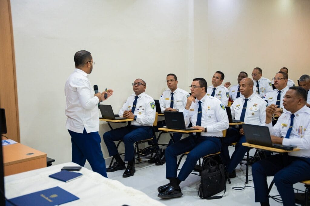 PN inicia capacitación en inteligencia artificial para generales en funciones de mando