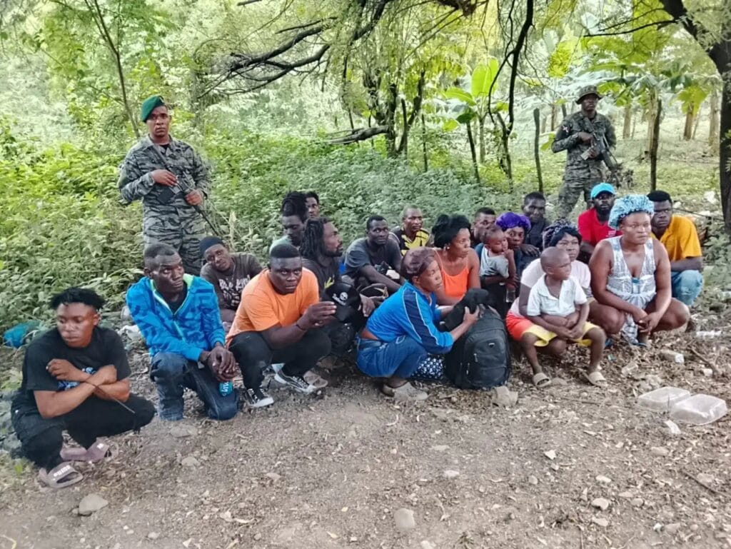 Ejército detiene a 54 indocumentados y retiene motocicletas en operativos realizados en Montecristi