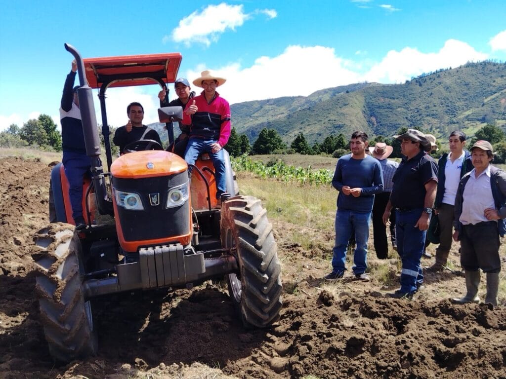 MAGP fortalece capacidades de productores de Paltas para el uso eficiente de maquinaria agrícola