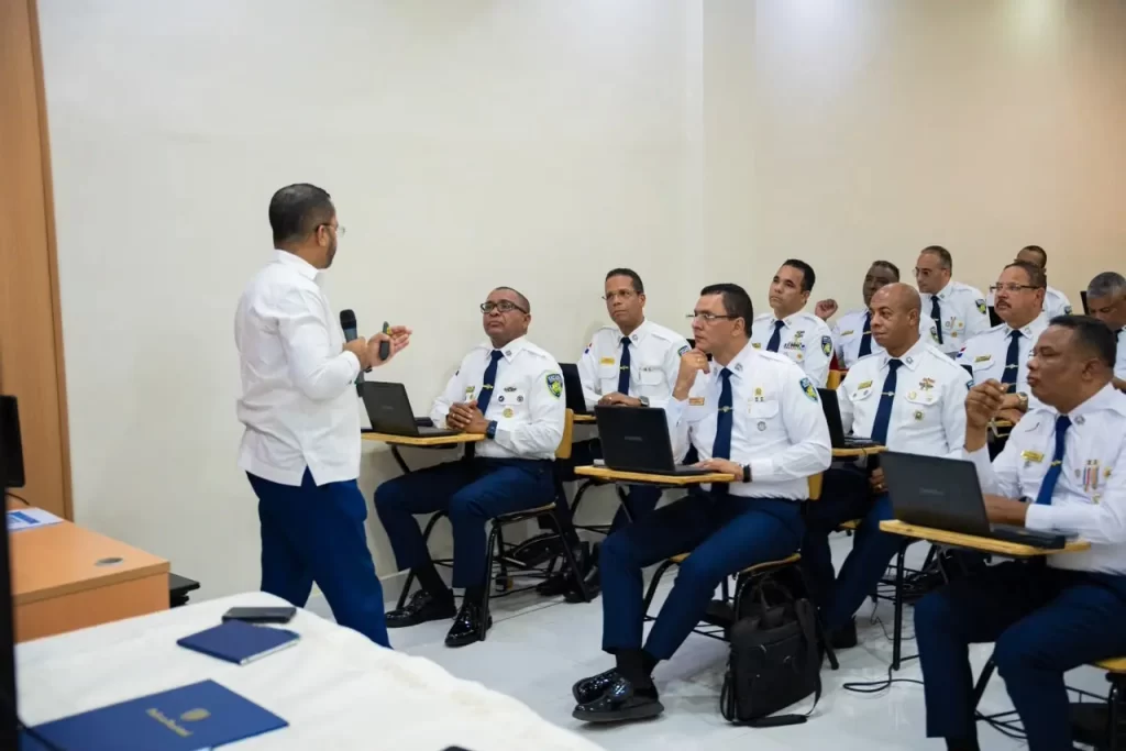 Capacitan a oficiales en inteligencia artificial para modernizar la Policía