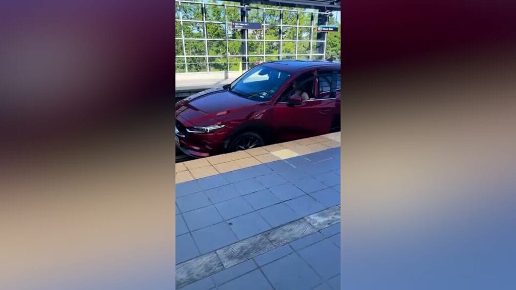 Seattle: mujer de 70 años siguió GPS y terminó en vías del tren ligero