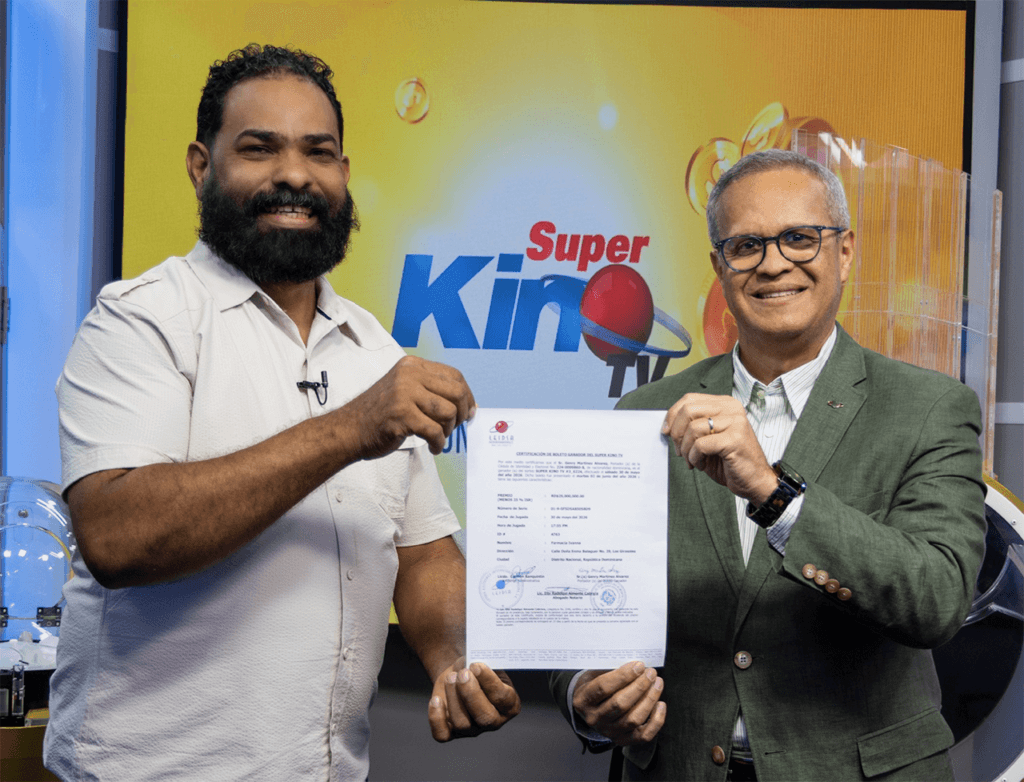 Leidsa entrega certificado a ebanista ganador de 25 millones con el Súper Kino Tv