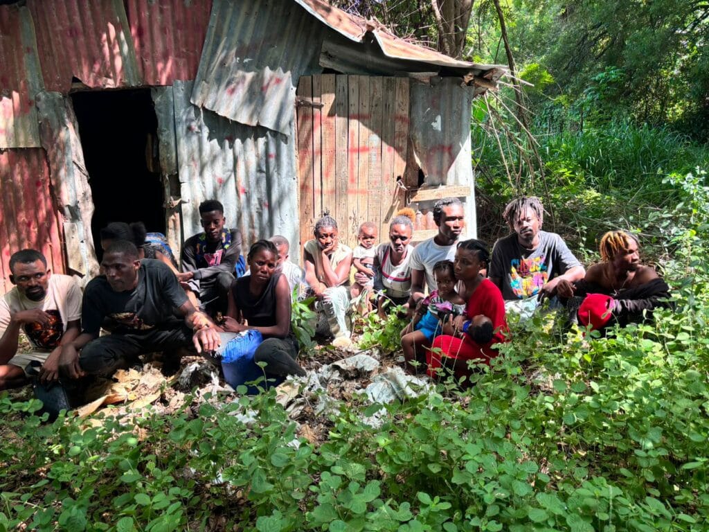 Ejército detiene a 15 haitianos indocumentados en Valverde
