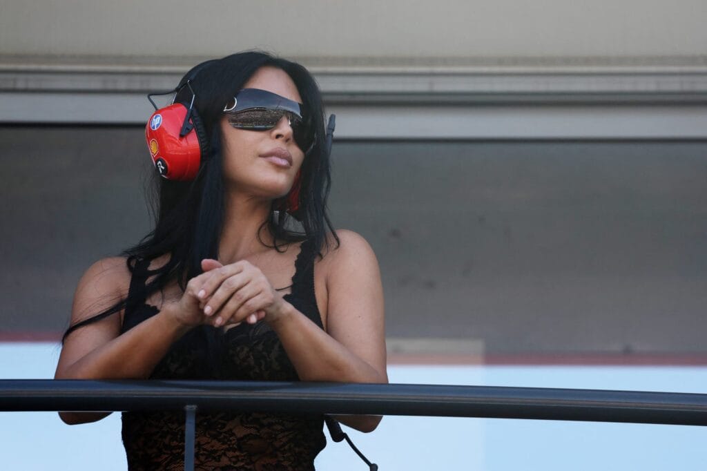 Kim Kardashian irrumpe en Mónaco para apoyar a Lewis Hamilton en la F1