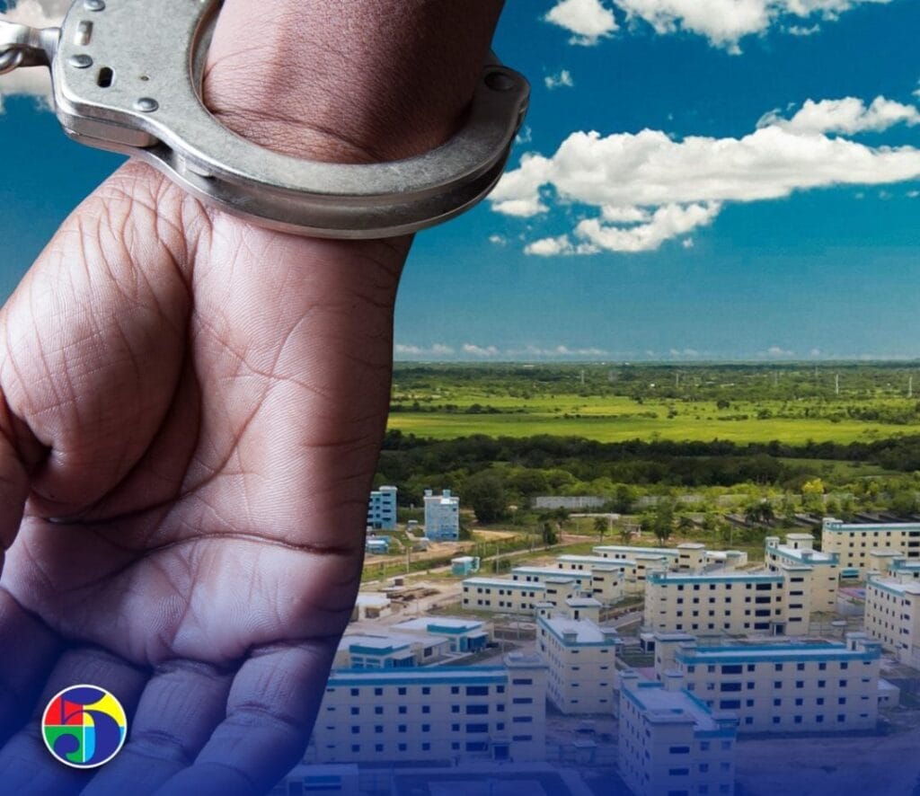 Arrestan a mujer y una menor tras intento de introducir presunta droga al CCR Las Parras; Internos intentaron amotinarse tras suceso