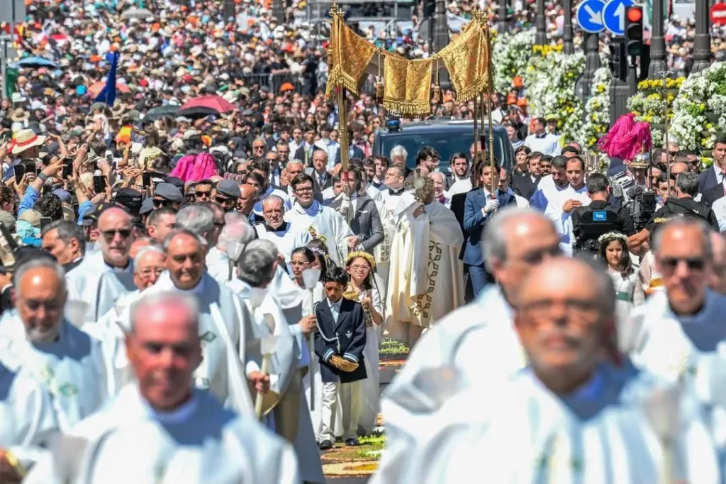 Un millón doscientas mil personas acuden a misa del papa en la plaza de Cibeles de Madrid
