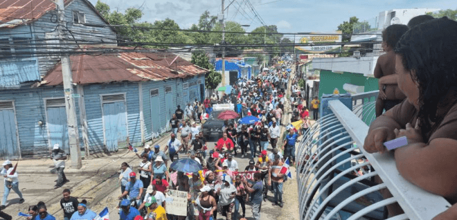 Miles marchan en Barahona para exigir protección ambiental y obras pendientes para el Suroeste