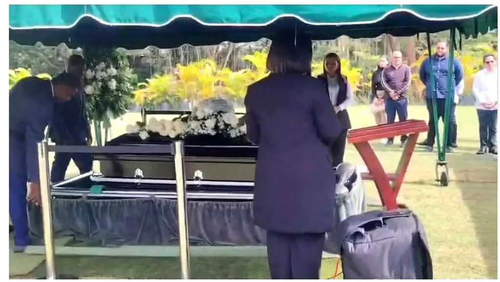 Familiares y amigos dan el último adiós al fotoreportero Franklin Guerrero
