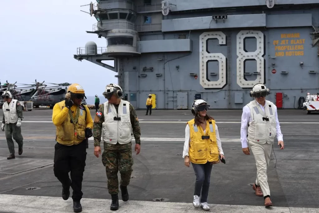 Ministro de Defensa encabeza visita al portaaviones USS Nimitz