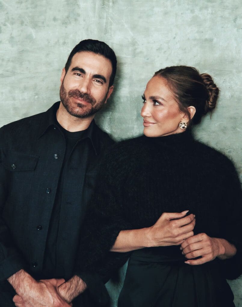 Para Jennifer Lopez y Brett Goldstein, el romance lo es todo