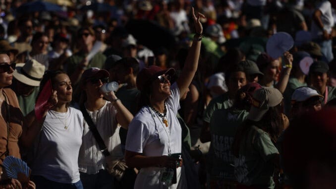 Medio millón de fieles acompañan al papa León XIV en su primera vigilia