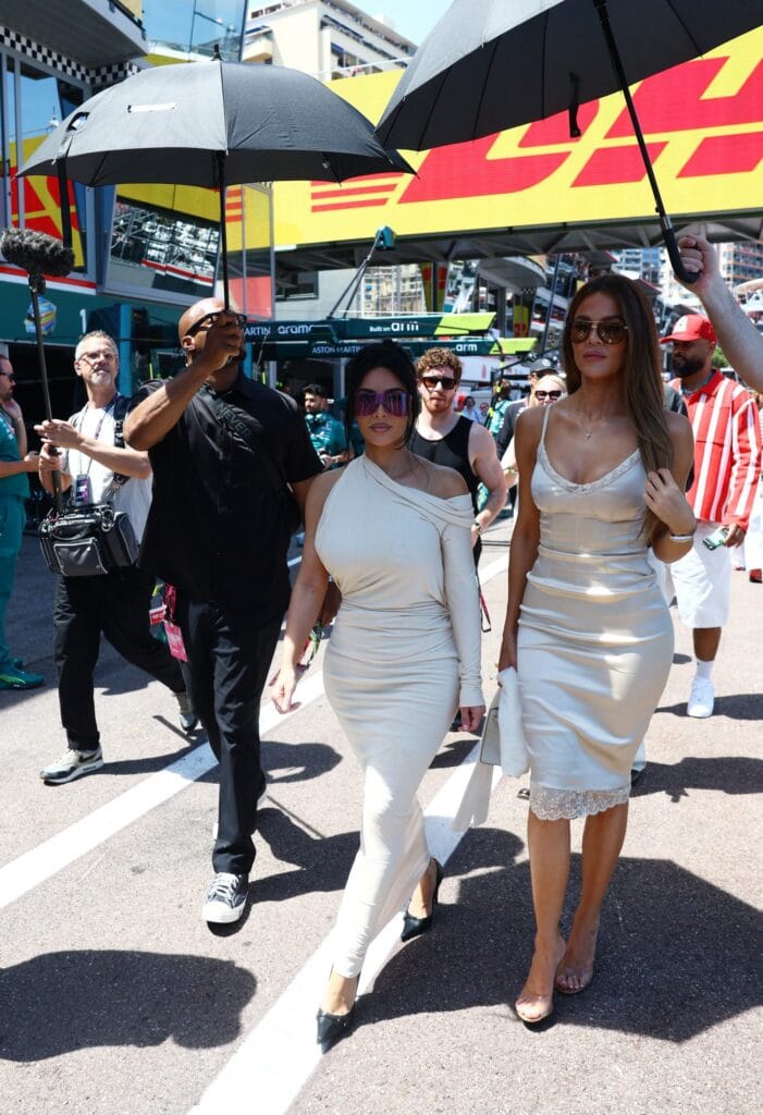 Kim Kardashian ignora a Martin Brundle en Mónaco y su seguridad empuja al periodista