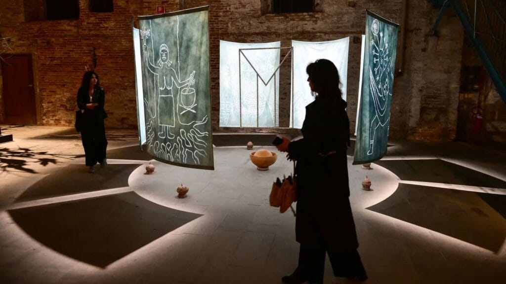 Artistas amenazan con juicio a la Bienal de Venecia por disputa en premio
