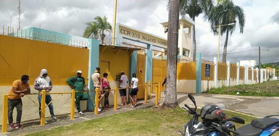 Angustia en Najayo: familiares quedan sin poder ver a sus parientes tras altercado en penal