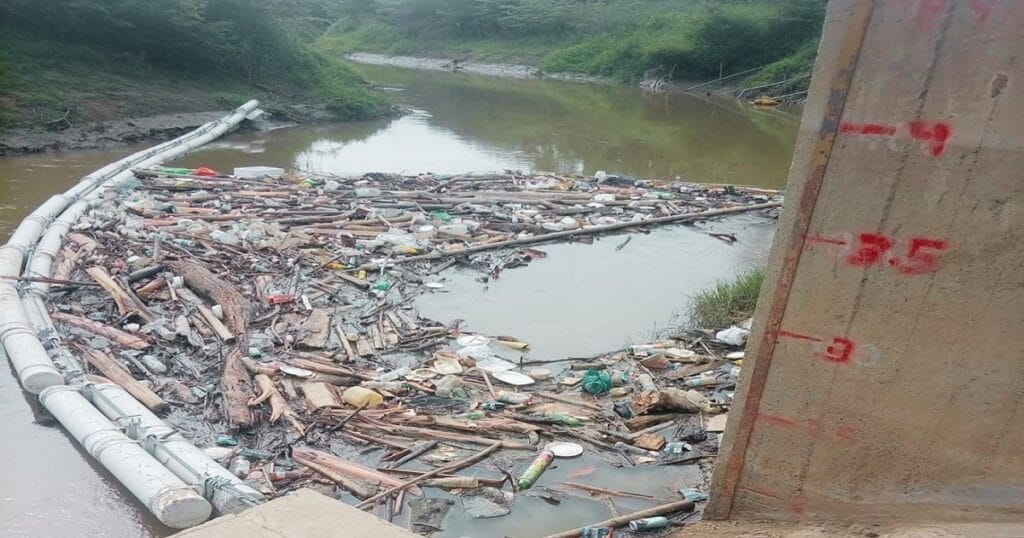 Galapagos Guardians instala barrera tecnológica en el río Portoviejo y revela más de 40 focos de contaminación